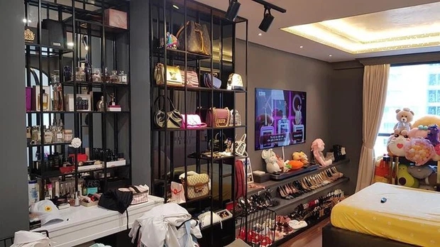 Trong phòng ngủ, người đẹp dành riêng một không gian để trưng bày kệ hàng hiệu, từ túi xách, giày dép, nước hoa đều được tậu từ những thương hiệu có tiếng, tất cả được bày biện gọn gàng theo từng kệ riêng biệt, xen lẫn là những thú nhồi bông xinh xắn.