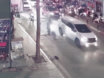 Người đi xe máy bị ô tô tông, kéo lê trên đường Hà Nội