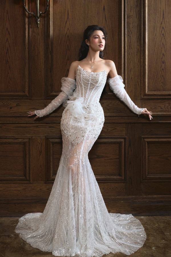 Với váy cưới được dựng gọng corset, đính kết hạt cầu kỳ, kết hợp chất liệu vải voan, vải kim sa cao cấp, Á hậu Phương Nhi khoe trọn vẻ sexy, căng tràn sức sống của mình.