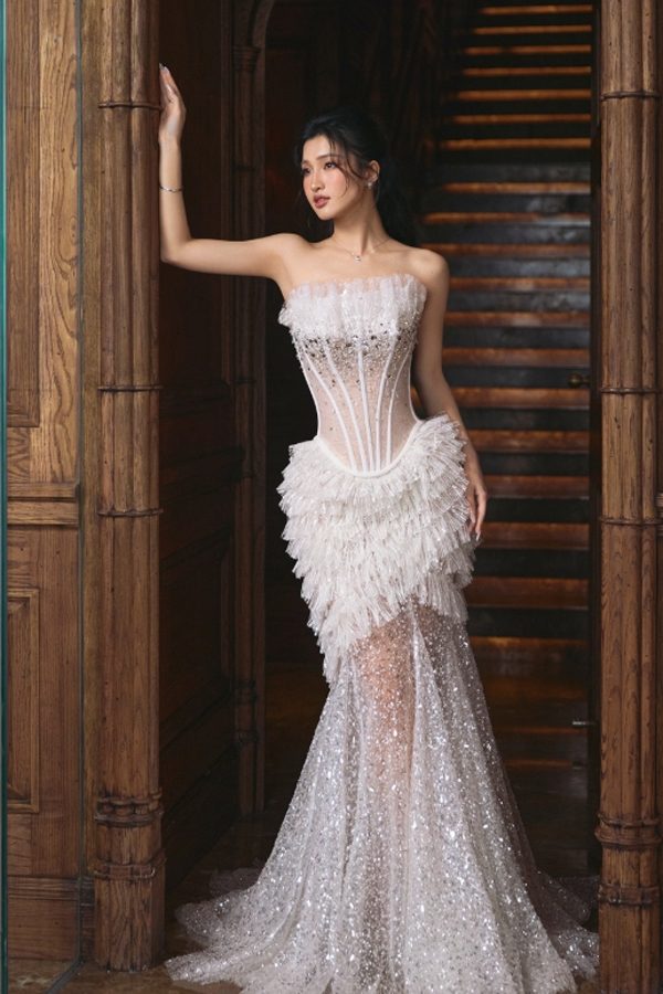 Á hậu Phương Nhi khoe triệt để đường cong sexy nhờ lợi thể sở hữu đôi chân dài cùng 3 vòng chuẩn đẹp.