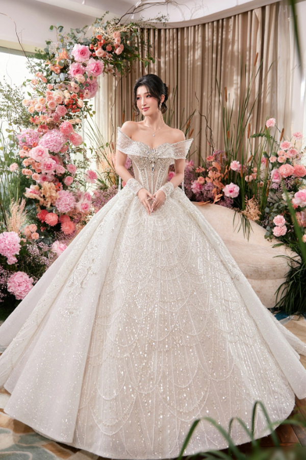 Từ thông tin Á hậu Phương Nhi sắp làm hôn lễ với chồng thiếu gia họ Phạm nên hiện tại những hình ảnh người diện áo cưới lúc còn làm mẫu đang viral trên mạng xã hội.