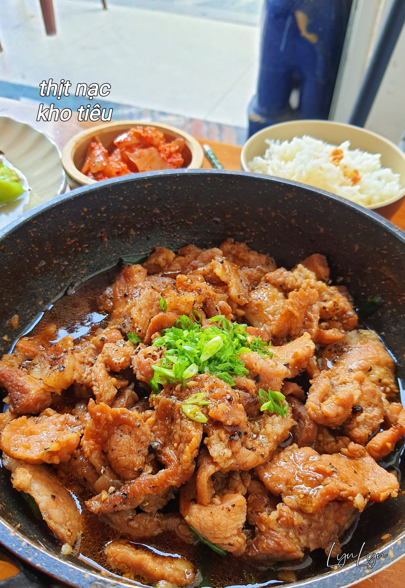 Loại thịt này cũng chứa các khoáng chất quan trọng như kẽm, hỗ trợ hệ miễn dịch và sắt heme, một dạng sắt dễ hấp thu giúp ngăn ngừa thiếu máu.