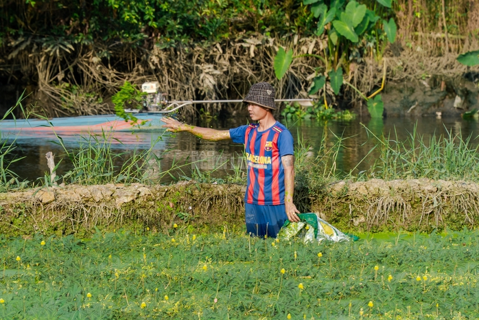 “Nghề lội nước” kiếm tiền triệu mỗi ngày tại TPHCM - 10