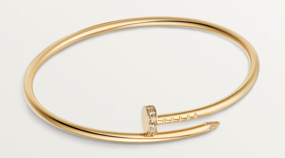 Đỗ Thị Hà phối thêm vòng tay Cartier Juste un Clou vàng 18K, nạm 0,18 carat kim cương, được yết 5.850 USD (hơn 154 triệu đồng).