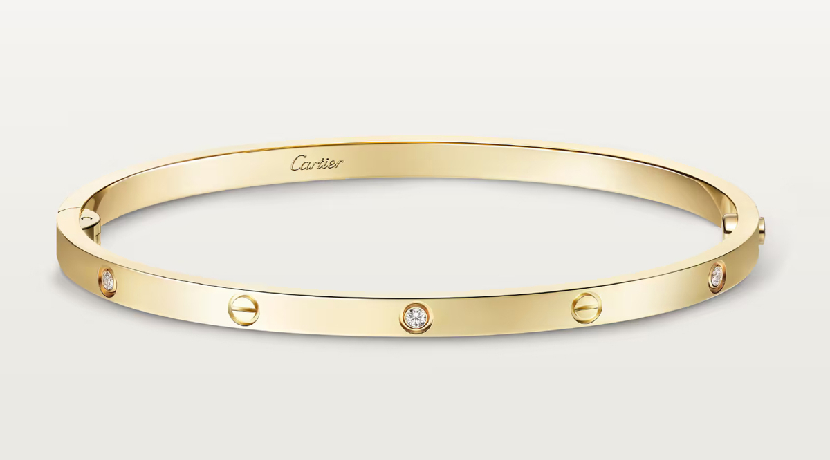 Trên tay phải, mỹ nhân quê Thanh Hóa đeo chiếc vòng Cartier LOVE chất liệu vàng 18K, đính 6 viên kim cương nặng 0,15 carat, trị giá 8.050 USD (hơn 212 triệu đồng).