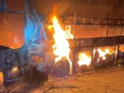 Tin tức - CLIP: Xe khách bất ngờ bốc cháy ngùn ngụt trên cao tốc qua Hà Tĩnh