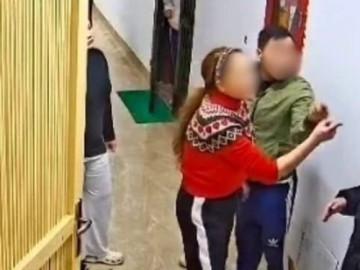 Triệu tập người phụ nữ hành hung hàng xóm tại hành lang chung cư