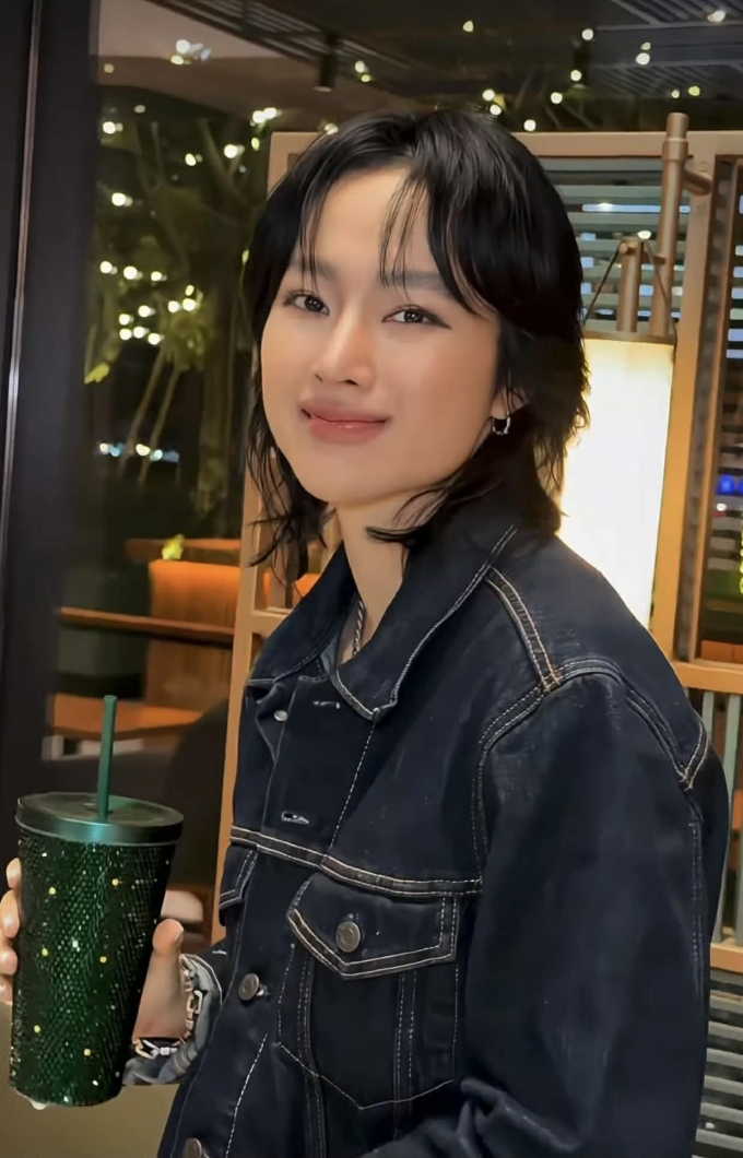 Kiểu tóc mới được nhiều người khen hợp với gương mặt và phong cách Angela Phương Trinh theo đuổi thời gian qua.