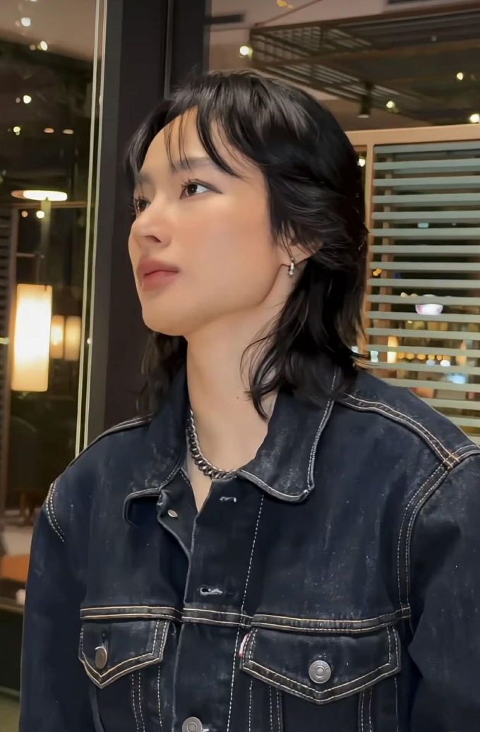 Tóc chó sói được cắt tỉa nhiều lớp ngẫu hứng để tạo độ bồng bềnh, phần trước ngắn, phần đuôi dài hơn, đem tới tinh thần nổi loạn và táo bạo.