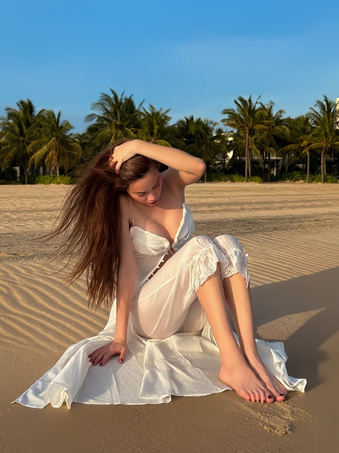 Đầu tháng 1, Hà Hồ chia sẻ ảnh nghỉ dưỡng cùng chồng con trên trang cá nhân. Người đẹp 42 tuổi tạo dáng trên bãi biển với loạt trang phục màu trắng, như áo ngủ và quần đồng điệu, bộ đồ xếp bèo. Ca sĩ cho biết muốn khởi đầu năm mới bằng cách hòa mình với thiên nhiên, tận hưởng cảm giác bình yên. Nhiều khán giả khen cô ngày càng xinh đẹp, ăn mặc sành điệu so với 25 năm trước khi bắt đầu làm mẫu, đóng phim.