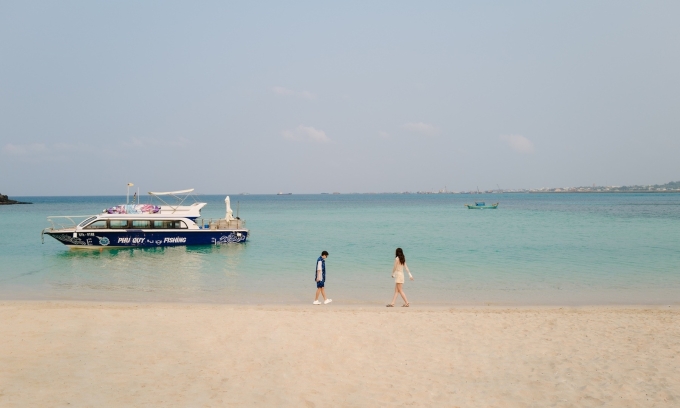 Tờ Báo Thái Miêu Tả Đảo Phú Quý Có Làn Nước Trong Xanh, Cảnh Quan Còn Nguyên Sơ. Ảnh: Thùy Anh