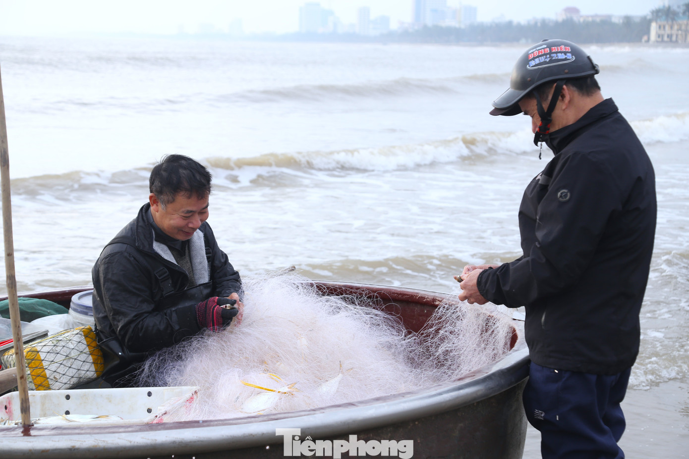 “Không ướp đá, không đông lạnh nên rất tươi, được nhiều người ưa chuộng. Tôi bán hết ở đây luôn. Mấy hôm nay trời trở lạnh nên việc đánh bắt cũng gặp nhiều khó khăn hơn”, ngư dân Nguyễn Đình Phi (57 tuổi, bên trái) cười nói.