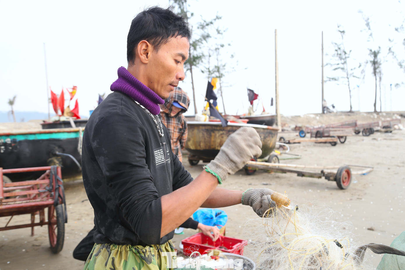 Đôi tay thoăn thoắt gỡ tôm mắc lưới, anh Nguyễn Văn Bằng (34 tuổi) một ngư dân vừa cập bờ, hồ hởi nói: “Cá sáng nay được lắm. Thuyền tôi kéo được gần 30 ký cá nục, cá moi, tôm tít. Cá gỡ đến đâu bán hết đến đó”.