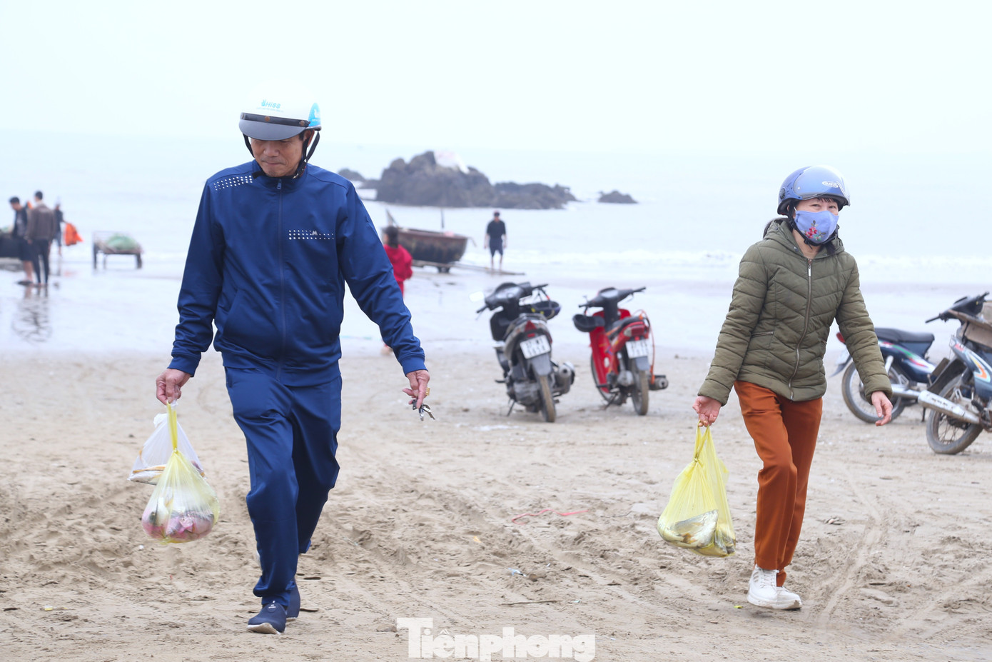 Là khách quen của chợ cá, chị Nguyễn Thu Thủy (trú khối Đoàn Kết, phường Cửa Lò) chia sẻ: “Hầu như sáng nào tôi cũng ra đây mua cá. Cá đánh bắt trong ngày, không ướp đá nên rất yên tâm”.