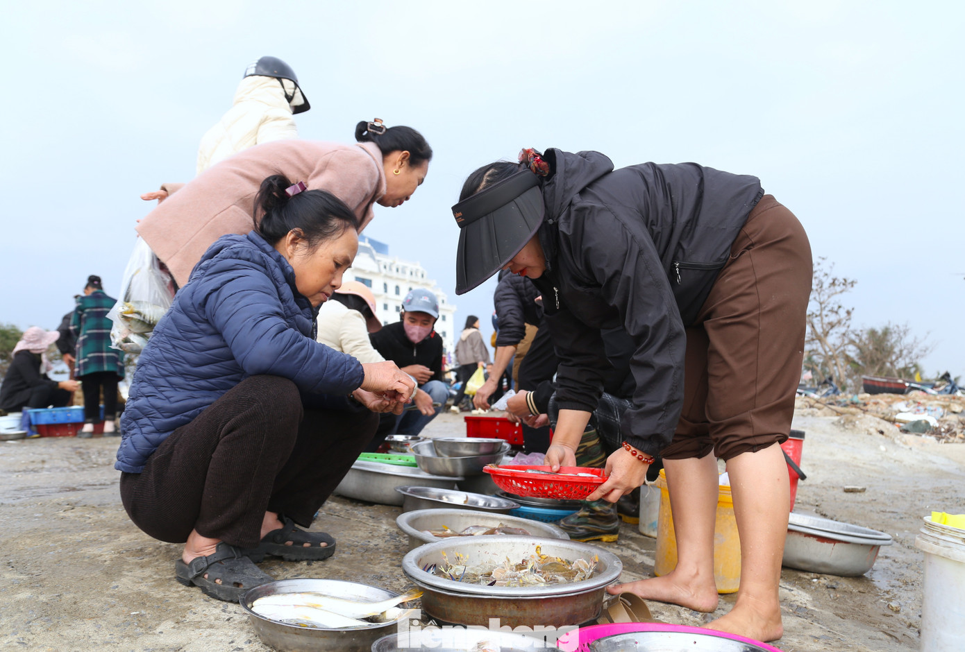 Phiên chợ thường chỉ kéo dài vài tiếng đồng hồ, đến khoảng 9 giờ sáng là vãn.