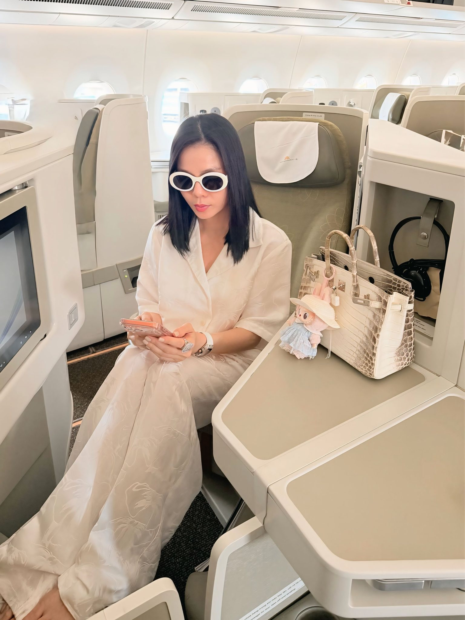 Lệ Quyên thường khoe cuộc sống giàu có, thượng lưu. Ảnh: FBNV