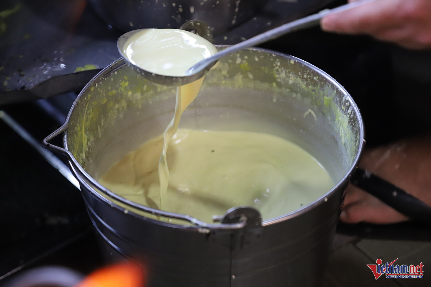 Cao điểm dịp Tết mỗi ngày dùng gần 100kg bột gạo đổ bánh