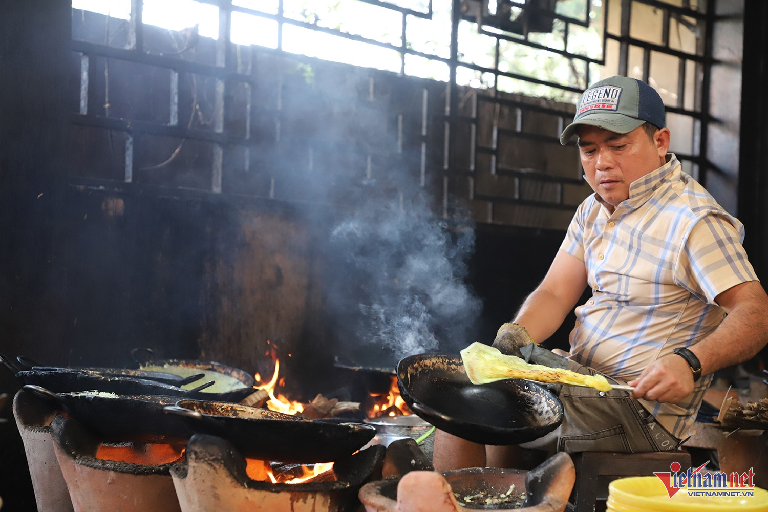 Nóng bức, không có thù lao, nhiều người vẫn tình nguyện chuẩn bị đồ ăn ở chùa suốt bao năm