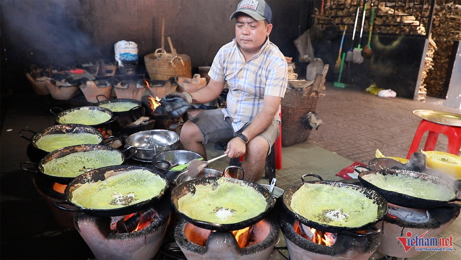 Mỗi người đổ 10-12 chảo bánh xèo cùng lúc mới kịp phục vụ thực khách