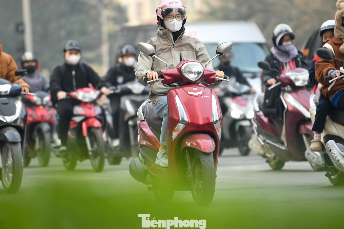 Ghi nhận trong giờ cao điểm buổi sáng, không khí tại các trục đường đông phương tiện trở nên ngột ngạt. Nhiều người dân cho biết có cảm giác cay mắt, khó thở khi di chuyển ngoài trời, đặc biệt là người cao tuổi và trẻ nhỏ.