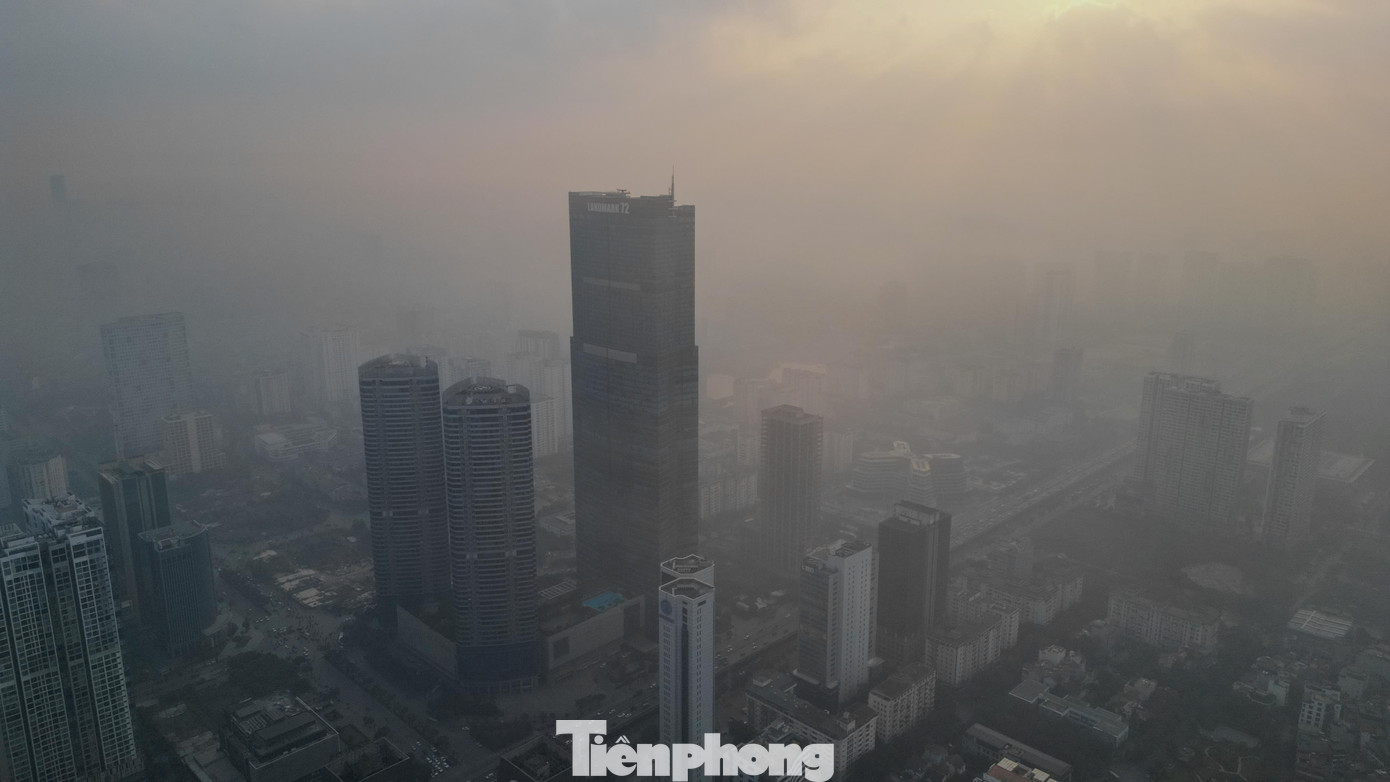 Hiện tượng này lặp lại trong nhiều ngày liên tiếp, trùng với thời điểm chất lượng không khí của Thủ đô được cảnh báo ở mức kém đến xấu. Theo các hệ thống theo dõi chất lượng không khí, chỉ số AQI tại nhiều khu vực thường xuyên vượt ngưỡng an toàn, trong đó bụi mịn PM2.5 là tác nhân chính.