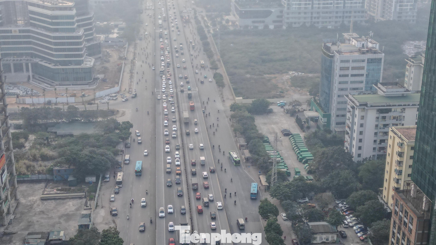 Bên cạnh đó, mật độ giao thông lớn, hoạt động xây dựng kéo dài cùng nguồn phát thải từ sản xuất công nghiệp tiếp tục gây áp lực lên chất lượng không khí đô thị.