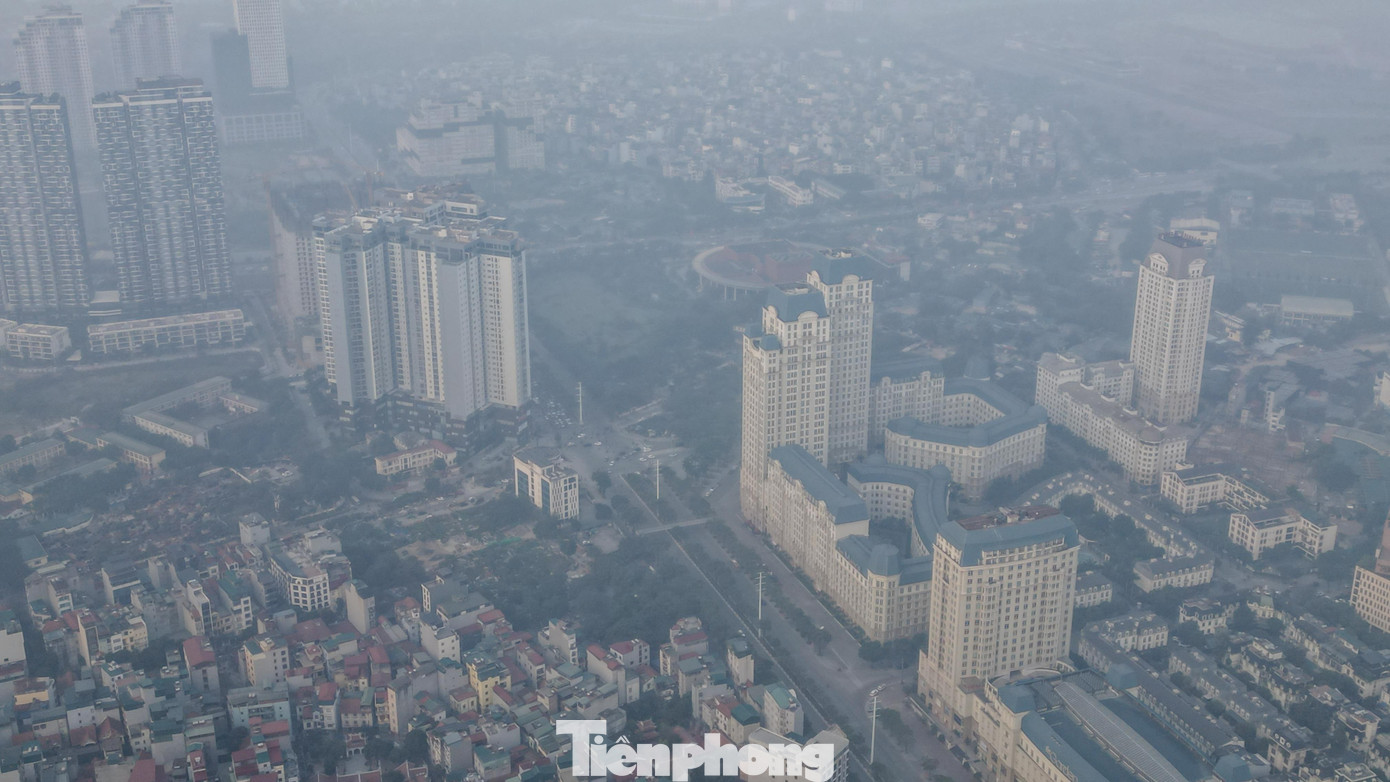 Các chuyên gia môi trường cho rằng, thời tiết giao mùa với hiện tượng nghịch nhiệt là nguyên nhân khiến các chất ô nhiễm bị giữ lại gần mặt đất, khó khuếch tán.