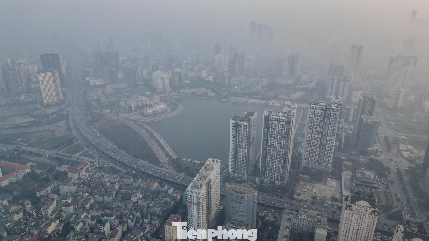 Trước tình trạng ô nhiễm kéo dài, cơ quan chức năng khuyến cáo người dân theo dõi thường xuyên các bản tin về chất lượng không khí, hạn chế ra ngoài vào sáng sớm và khung giờ cao điểm. Người thuộc nhóm nhạy cảm được khuyến nghị sử dụng khẩu trang chống bụi mịn và giảm các hoạt động ngoài trời khi chỉ số AQI ở mức xấu.