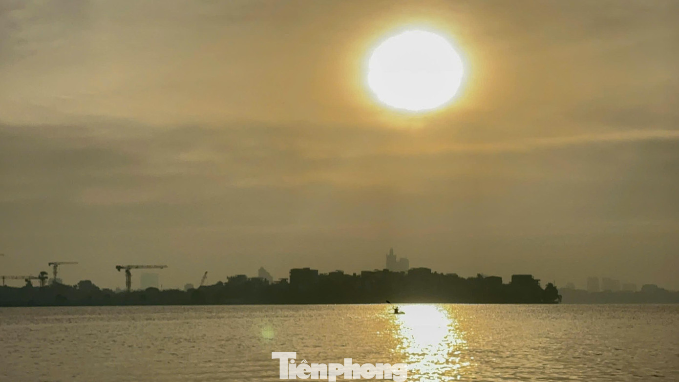 Sương tan, nắng lên nhưng ô nhiễm không khí Hà Nội chưa hạ nhiệt - 13