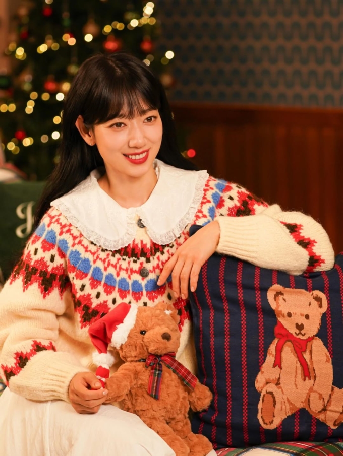 Park Shin Hye khoe nhan sắc trẻ trung, tươi tắn trong bộ ảnh mừng Giáng sinh 2025. Ảnh: Instagram ssinz7