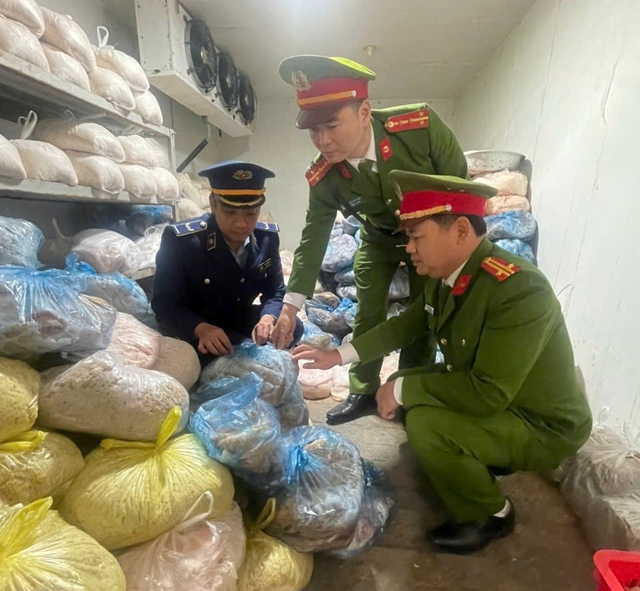 Lực lượng chức năng kiểm tra số da lợn được cất giấu trong kho, không có giấy tờ hợp pháp, đã bốc mùi.