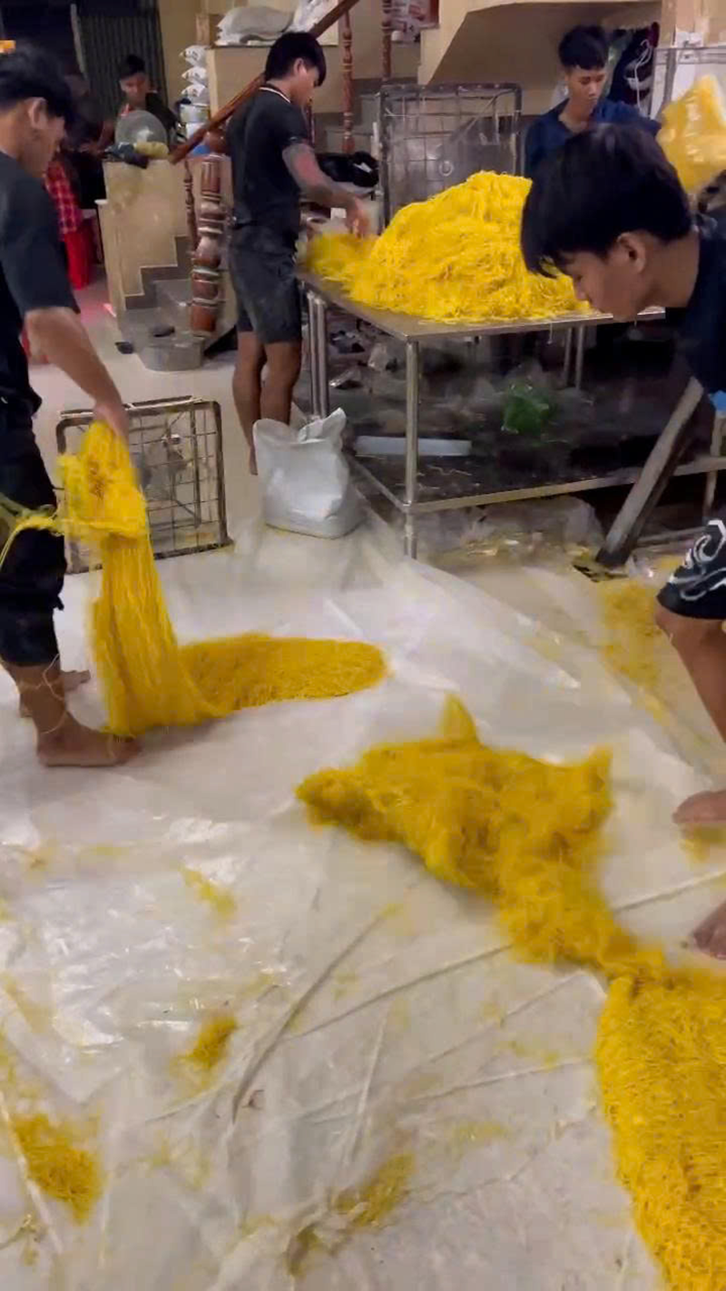 Các công nhân sản xuất mì sợi trong điều kiện không đảm bảo vệ sinh. Ảnh: CA