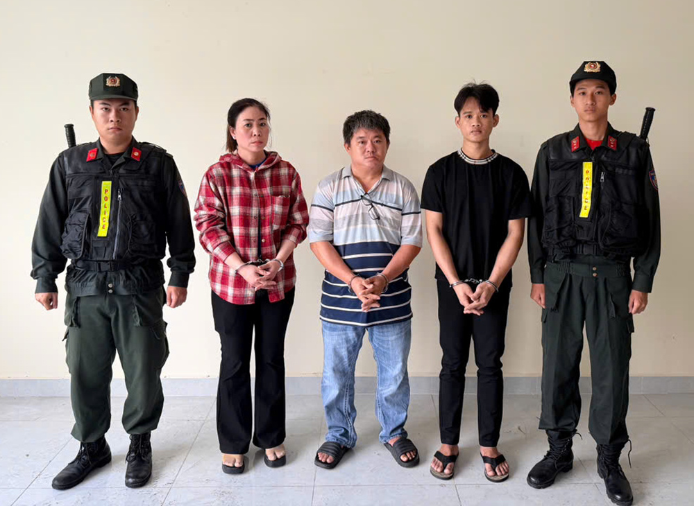 Đối tượng Vương Lưỡng Toàn và những người liên quan tại cơ quan công an. Ảnh: CA