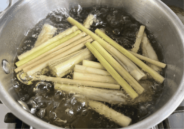 Nước sả đun kết hợp với lá bưởi cũng rất thích hợp để làm loại nước bao sái ban thờ.