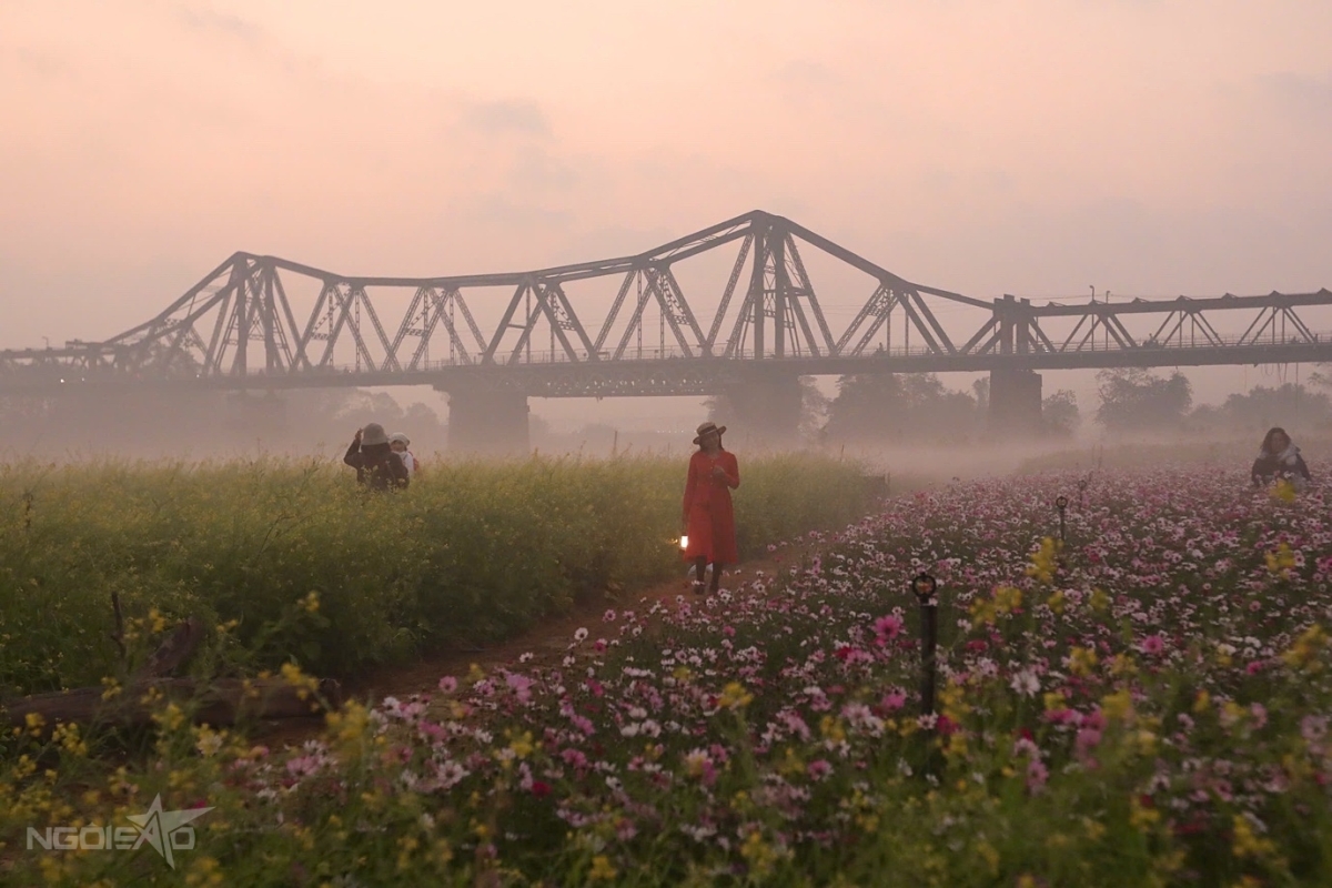 Dù Nhiệt Độ Buổi Sáng Tại Hà Nội Hơn Một Tuần Nay Duy Trì Khoảng 10 - 13 Độ C, Từ 5H-6H, Lượng Người Đến Bến Hoa Đã Đông Dần. Nhiều Bạn Trẻ Chuẩn Bị Áo Dài, Thuê Thợ Ảnh Để Chụp Ảnh Đón Tết.