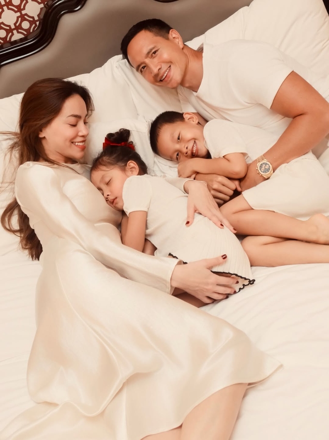 Cặp song sinh Lisa - Leon nhà Hồ Ngọc Hà - Kim Lý bước sang tuổi thứ 6 từ tháng 11/2025. Gần đây, ca sĩ đăng video con gái đọc kinh tại nhà và cho biết mỗi lần nhìn các con, cô đều muốn thốt lên sao lũ trẻ lớn nhanh và biết nhiều thứ như vậy. Ở phần bình luận, nhiều khán giả khen Hồ Ngọc Hà dạy con khéo đồng thời nhận xét Lisa - Leon càng lớn càng ngoan ngoãn, hiểu chuyện nhưng không kém phần lém lỉnh.