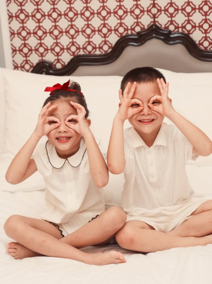 Hai nhóc tỳ được mẹ nhận xét càng lớn càng lém lỉnh, hiếu động và nhiều trò khiến bố mẹ tan chảy. Gần một năm nay, hai bé lớn bổng, phát triển nhanh về chiều cao.