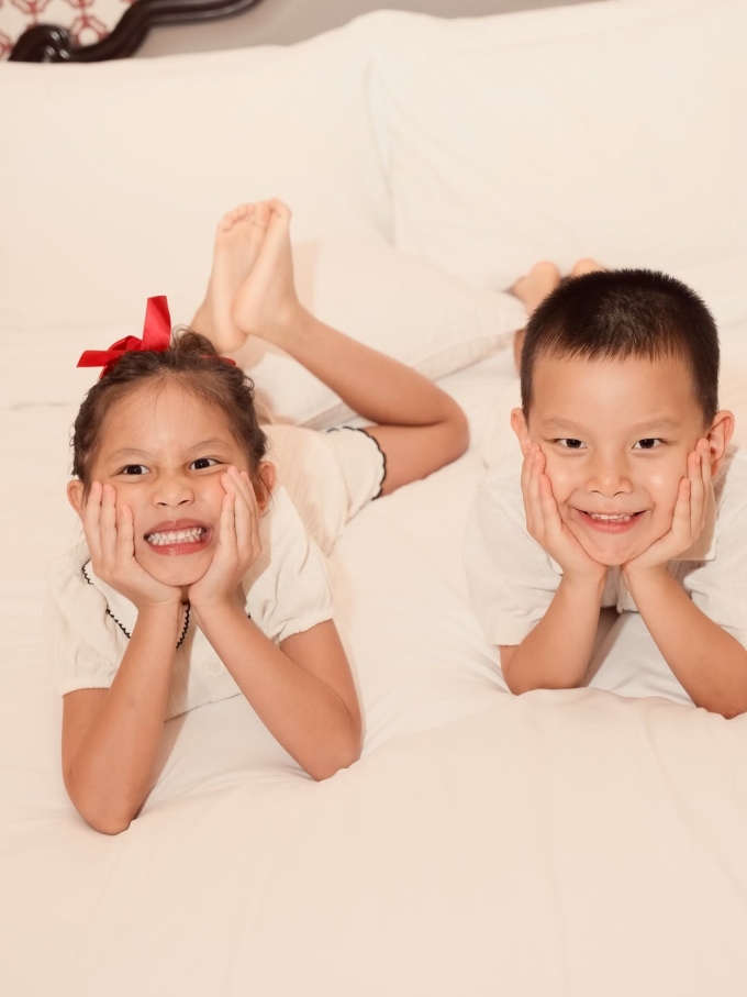 Hồ Ngọc Hà từng cho biết Lisa điềm tĩnh, chững chạc trong khi Leon lém lỉnh, nghịch ngợm, có thể pha trò trong mọi hoàn cảnh.