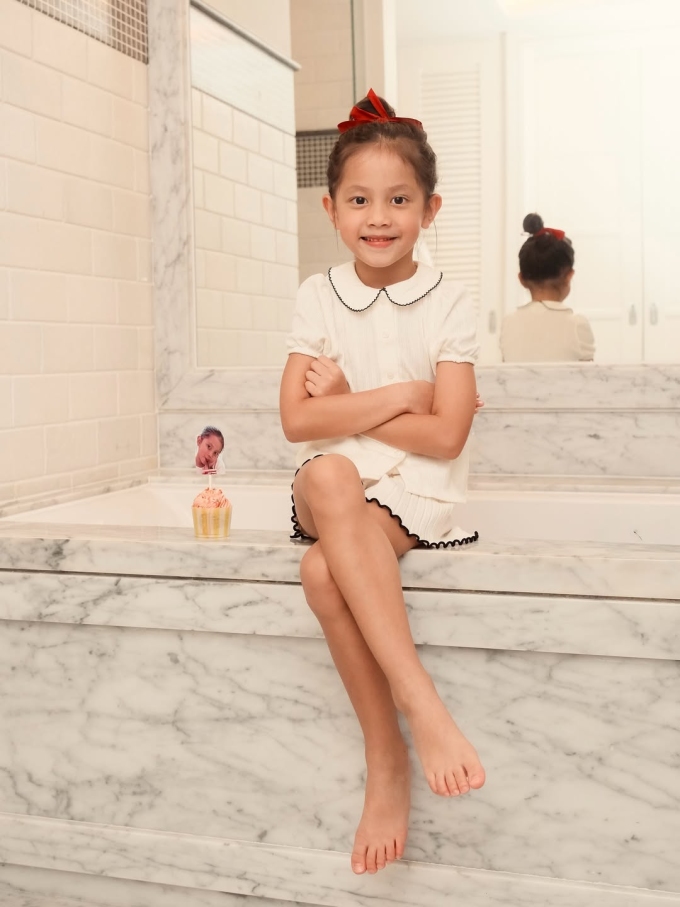 Lisa còn được nhận xét là bản sao của mẹ khi có đôi chân dài, thần thái kiêu kỳ.