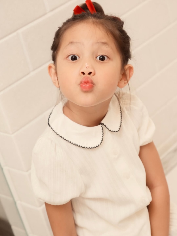 Thay vì vẻ lạnh lùng lúc nhỏ, Lisa càng lớn càng thích biểu cảm hài hước trước ống kính.