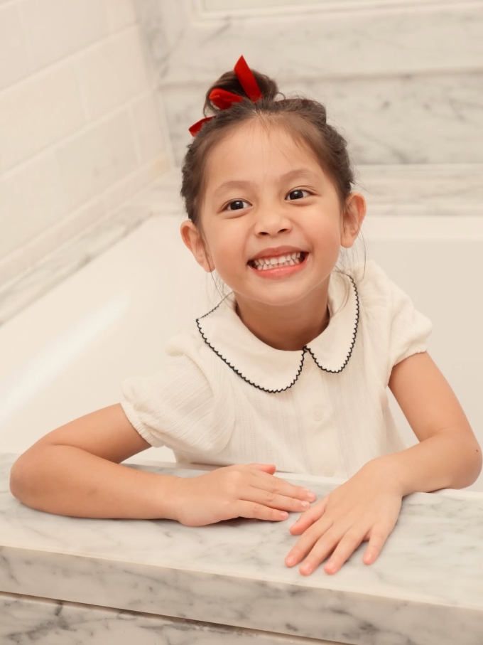 Cô bé cũng rất điệu đà, thích làm điệu bằng các loại phụ kiện và hào hứng mỗi khi xem mẹ trang điểm, sửa soạn.