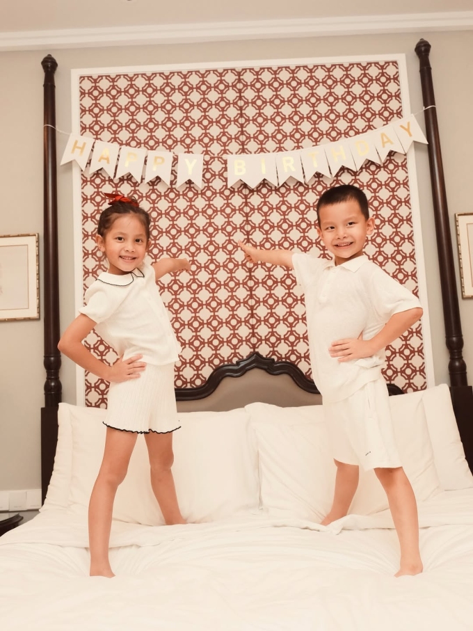 Leon thì yêu thích nhiều môn thể thao, được cho học pickleball, trượt patin từ nhỏ.