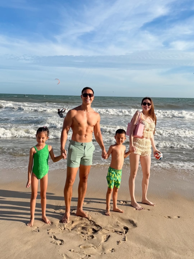 Gia đình Hồ Ngọc Hà - Kim Lý trong một chuyến du lịch biển gần đây.