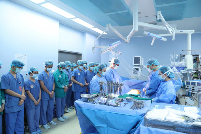 Các y bác sĩ tri ân nghĩa cử cao đẹp của người hiến tạng.