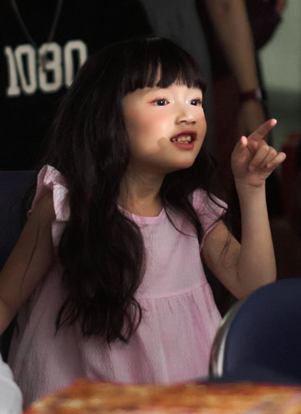 Hậu trường con gái Nhã Phương đi học catwalk.