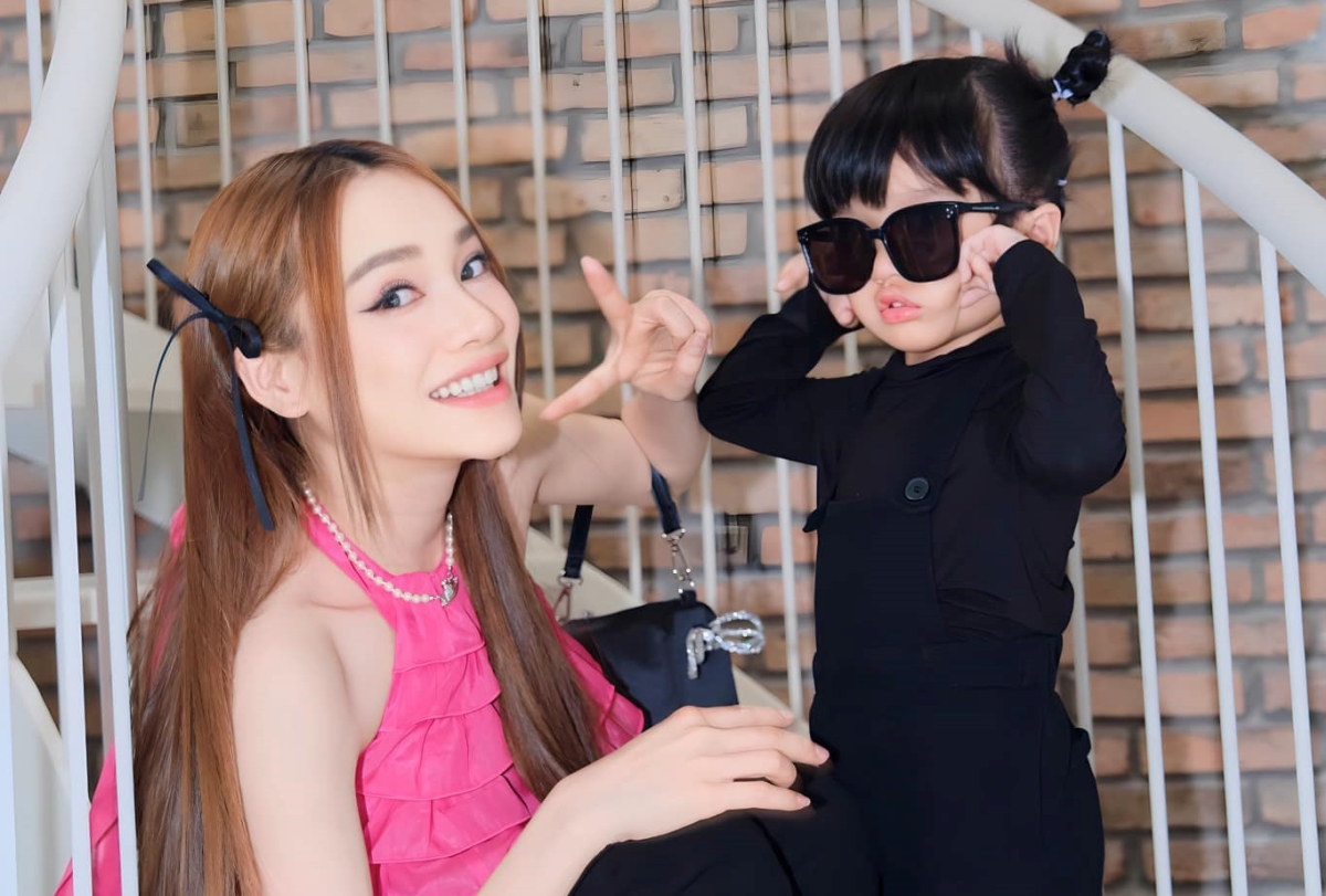 Mẹ con Nhã Phương tự phối đồ, chụp ảnh khi ở nhà.