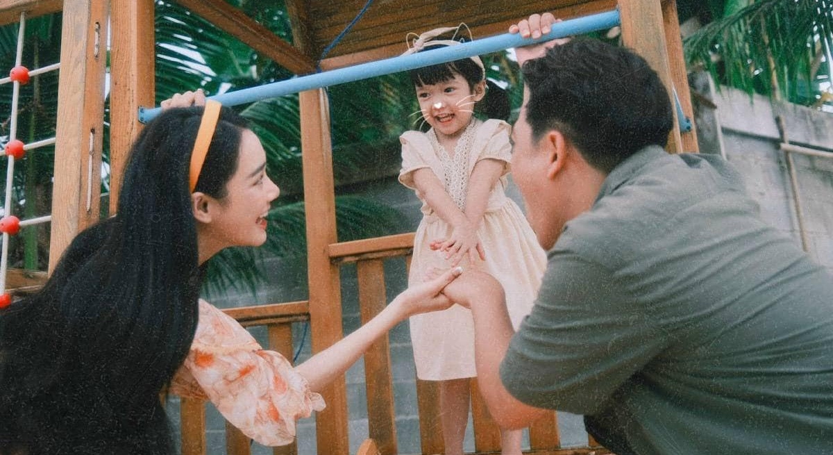 Bé chào đời hồi tháng 1/2019, là con gái đầu lòng của Trường Giang - Nhã Phương sau một năm kết hôn. Cặp sao còn có thêm bé trai Hope, hiện hai tuổi và sắp sửa đón con thứ ba.