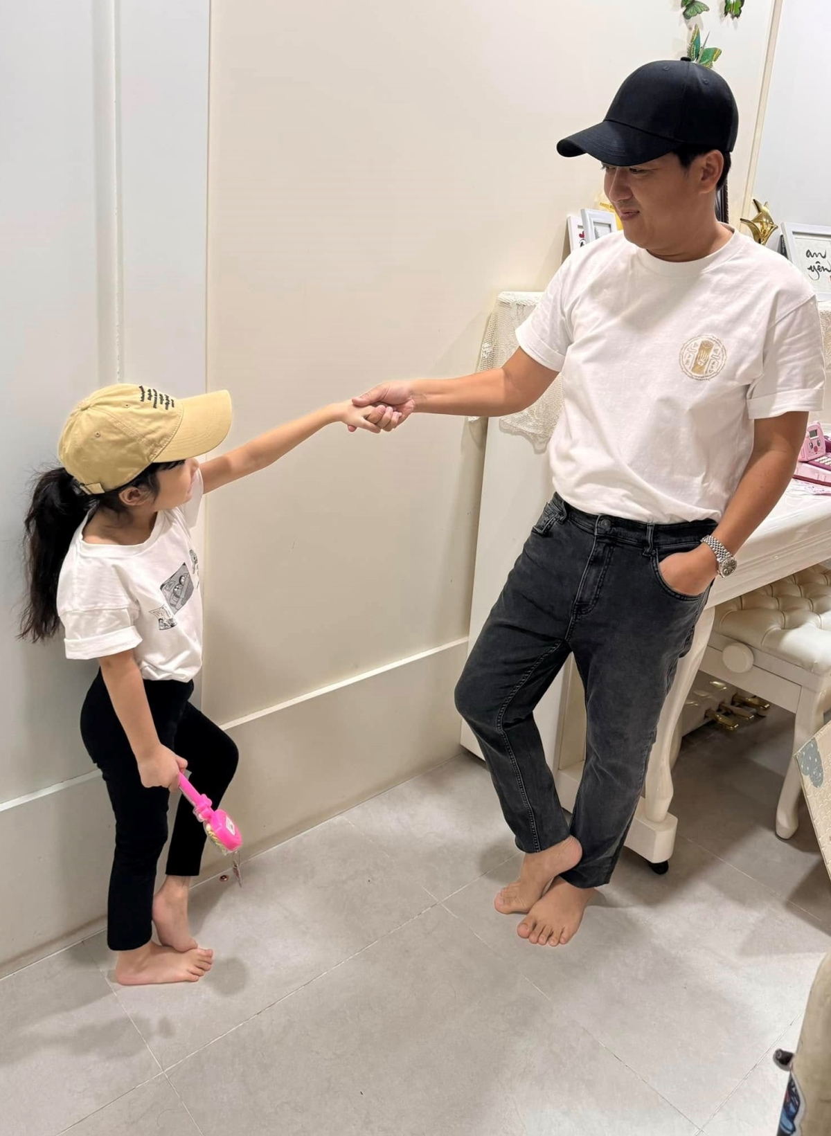 Destiny thân thiết với bố, thường mặc đồ đồng điệu. Gia đình diễn viên có một khu nghỉ dưỡng ở Đồng Nai, đặt tên là Nhà trọ Destiny.