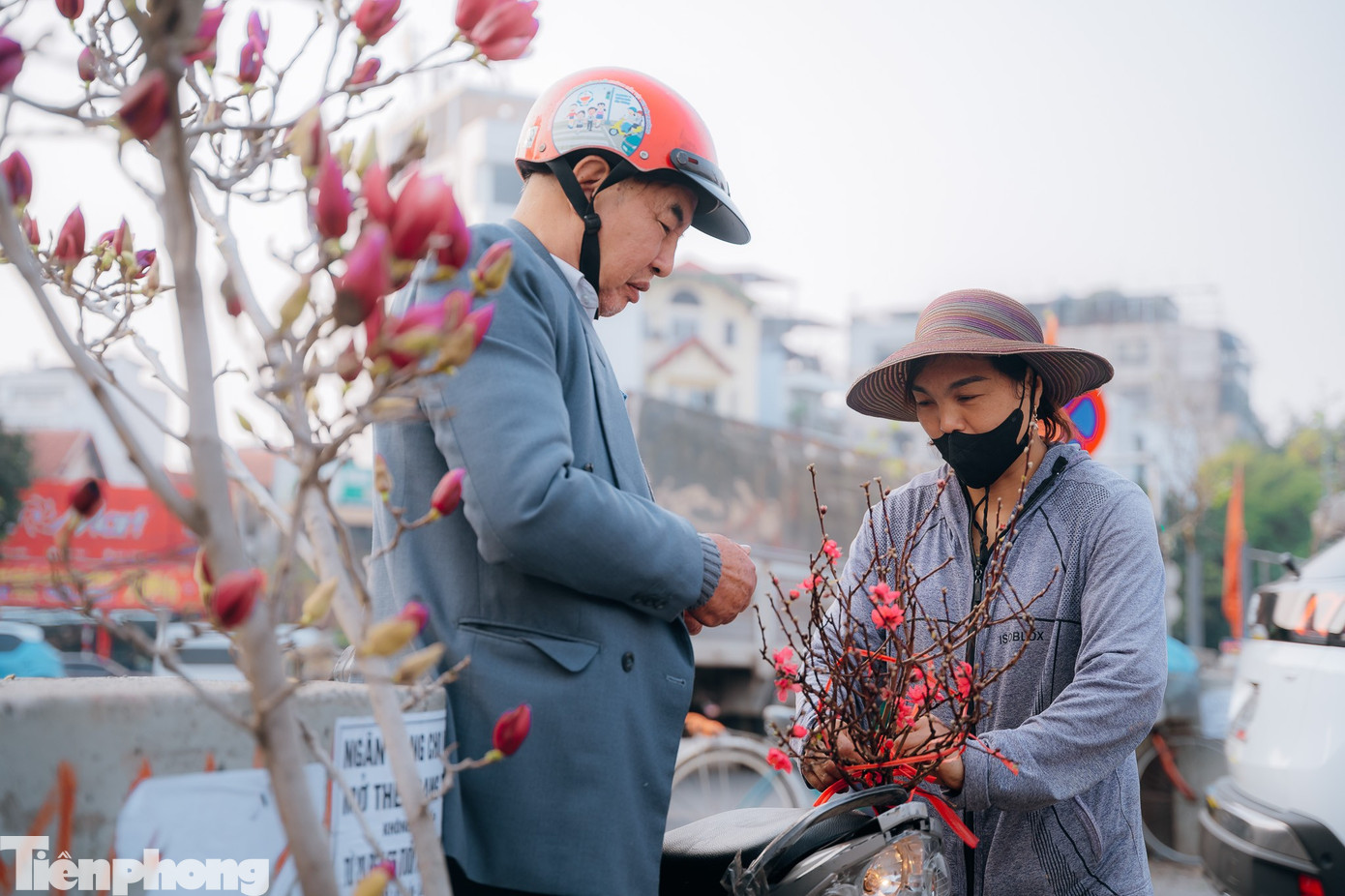 Thói quen chơi đào sớm đã trở thành nếp của gia đình tôi, năm nay tôi chọn một cành đào bích Nhật Tân nhỏ để bày trên ban thờ, giá thành năm nay cũng không quá chênh lệch so với năm ngoái, ông Nguyễn Văn Thành (phường Hồng Hà, Hà Nội) cho hay.