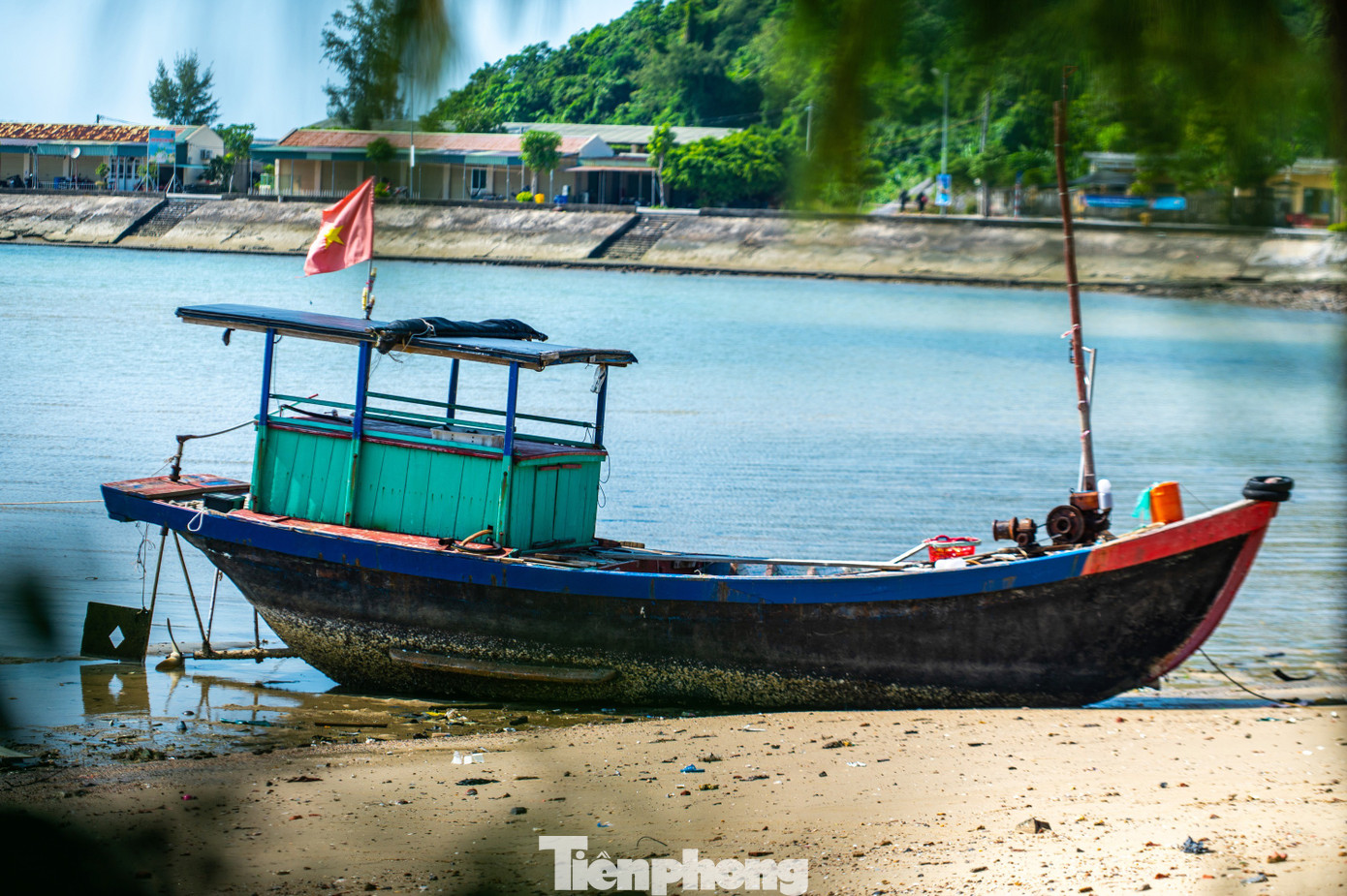 Người Dân Trên Đảo Sinh Sống Chủ Yếu Bằng Nghề Đi Biển, Thời Gian Gần Đây Khi Khách Du Lịch Biết Đến Hòn Đảo Này, Người Dân Thanh Lân Bắt Đầu Làm Du Lịch Với Các Hoạt Động Trải Nghiệm Ngắm Bình Minh, Hoàng Hôn, Lặn Ngắm San Hô, Khám Phá Vẻ Đẹp Hoang Sơ Trên Đảo...